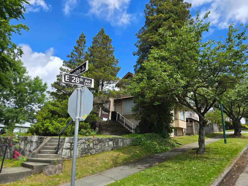 4390 NANAIMO STREET - photo 3 of 7