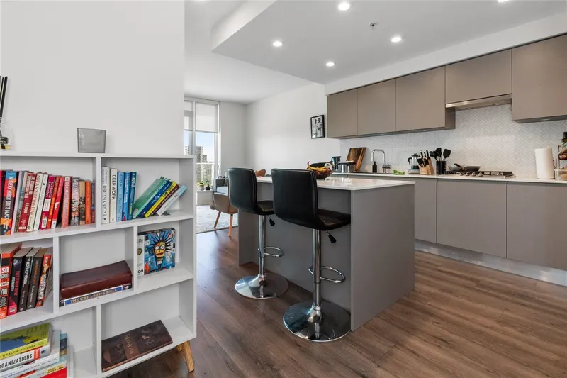 609 3833 EVERGREEN PLACE - photo 2 of 25