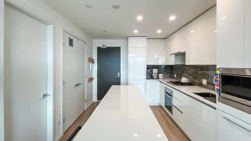 2207 1888 GILMORE AVENUE - photo 4 of 25