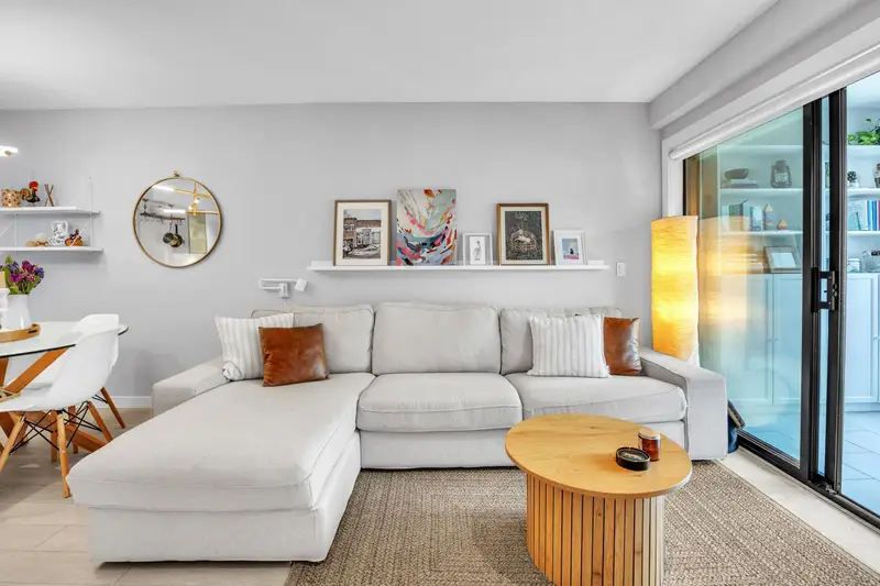 405 935 W 16TH STREET - photo 3 of 25