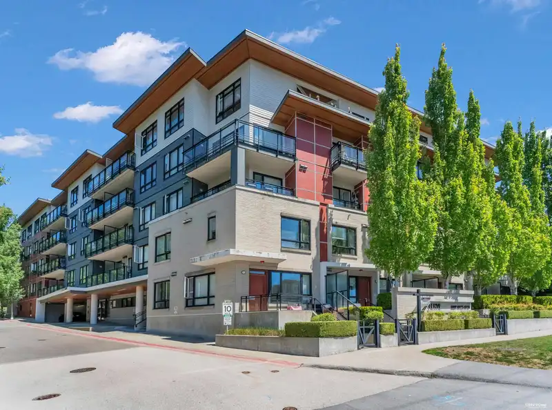 4 13931 FRASER HIGHWAY - photo 1 of 38