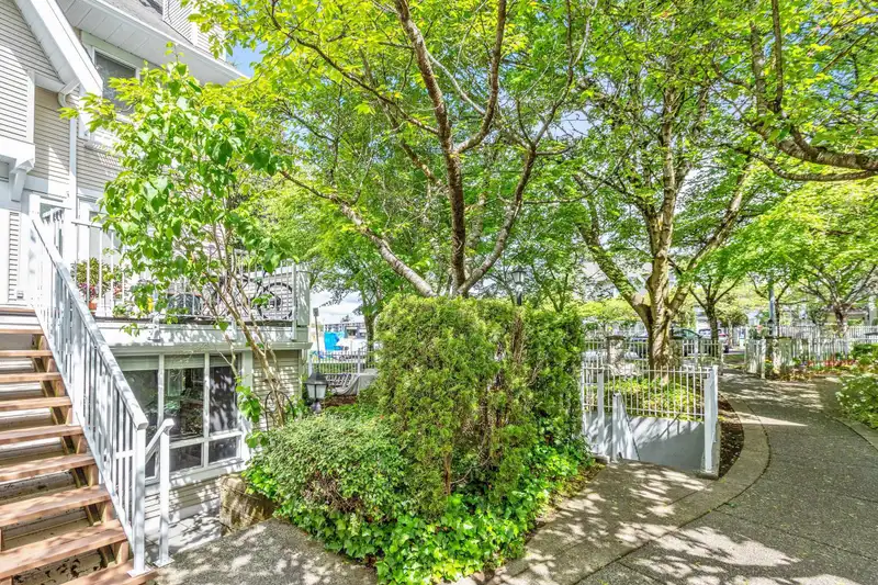 112 6588 SOUTHOAKS CRESCENT - photo 1 of 21