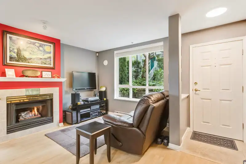 112 6588 SOUTHOAKS CRESCENT - photo 2 of 21