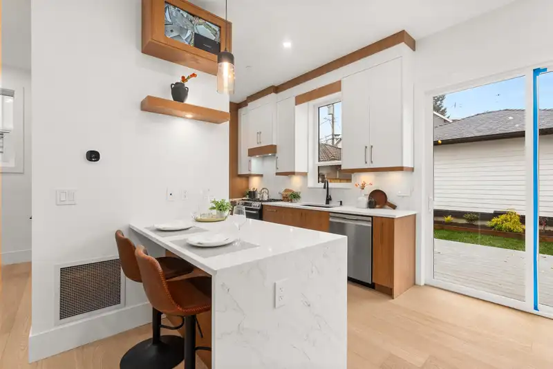2 1822 E 14TH AVENUE - photo 4 of 18