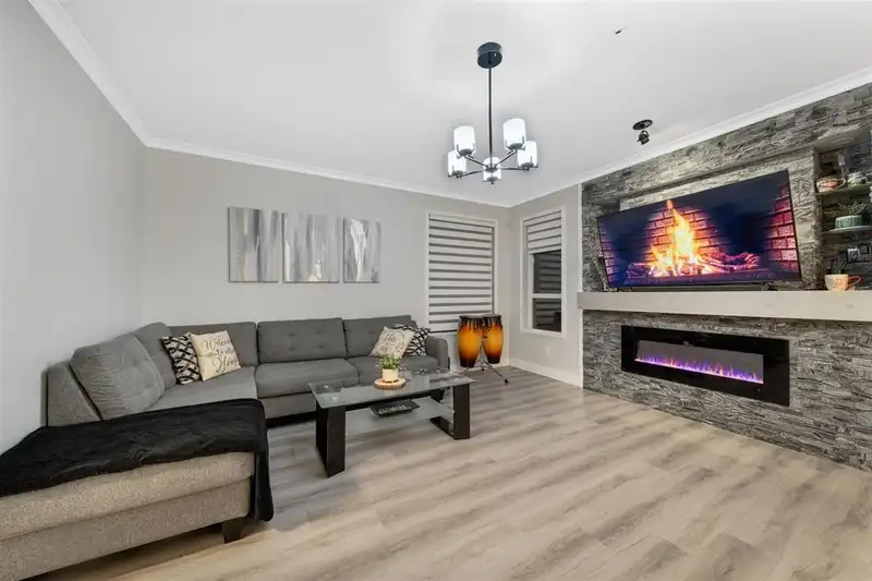 19461 62 AVENUE - photo 4 of 13
