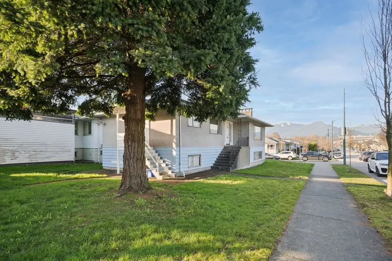 925 NANAIMO STREET - photo 3 of 25