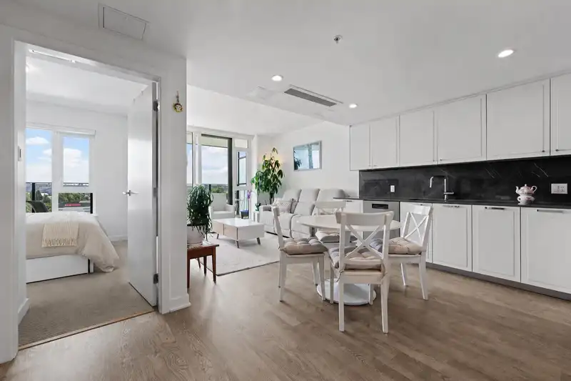704 1401 HUNTER STREET - photo 4 of 26