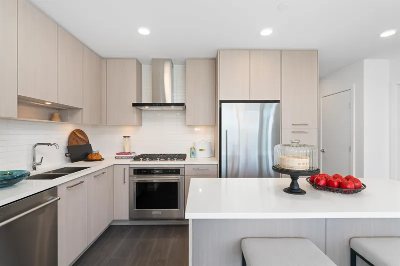 1608 518 CLARKE ROAD - photo 3 of 10