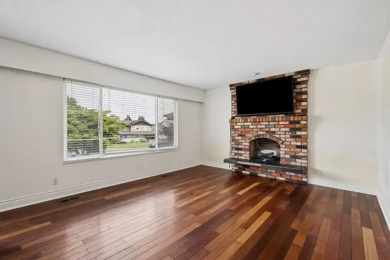 5388 46 AVENUE - photo 4 of 12