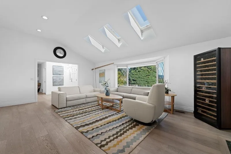 685 KING GEORGES WAY - photo 4 of 25