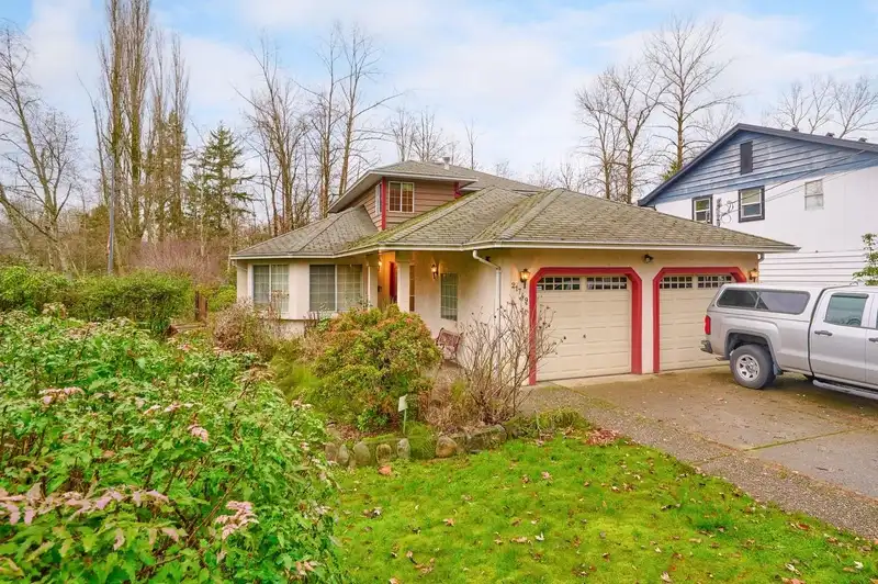 21749 126 AVENUE - photo 1 of 32