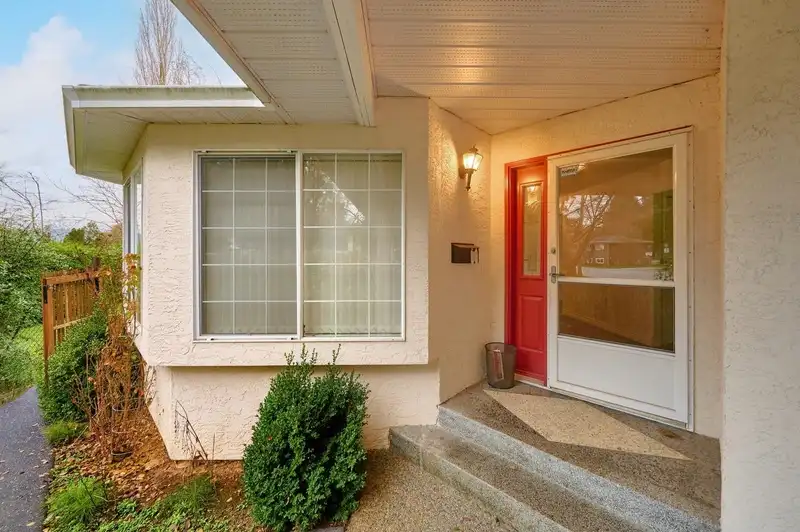 21749 126 AVENUE - photo 2 of 32