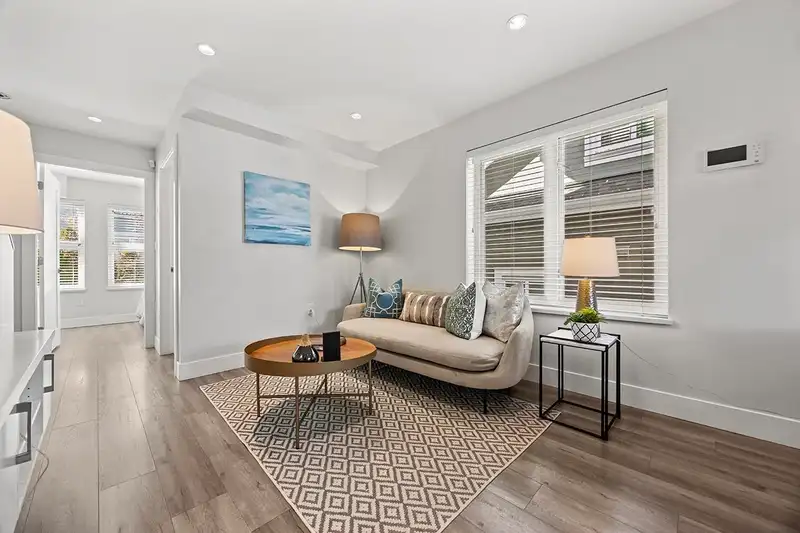 5440 RHODES STREET - photo 3 of 33
