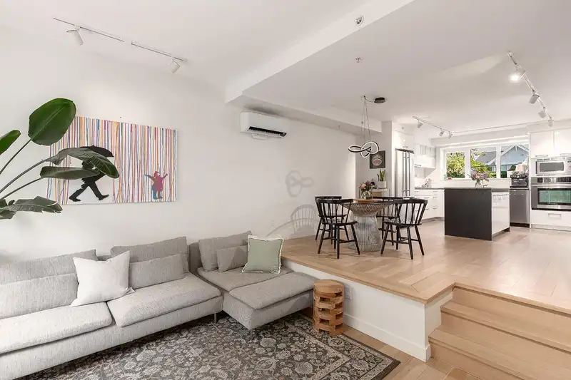219 1961 COLLINGWOOD STREET - photo 1 of 39