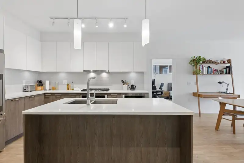 211 625 E 3RD STREET - photo 3 of 27