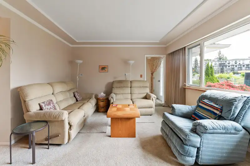 627 HARRISON AVENUE - photo 4 of 32