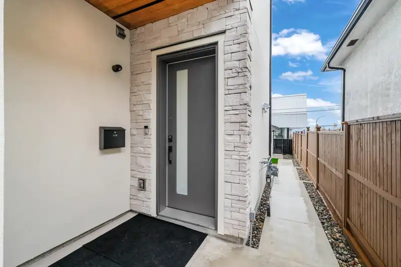 2 1426 E 54TH AVENUE - photo 3 of 25