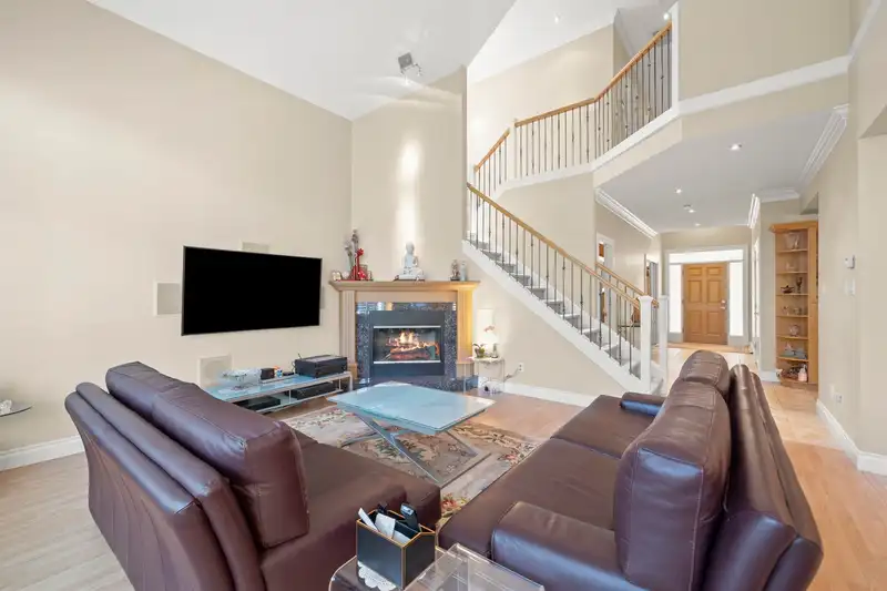3331 POINT AVENUE - photo 4 of 39