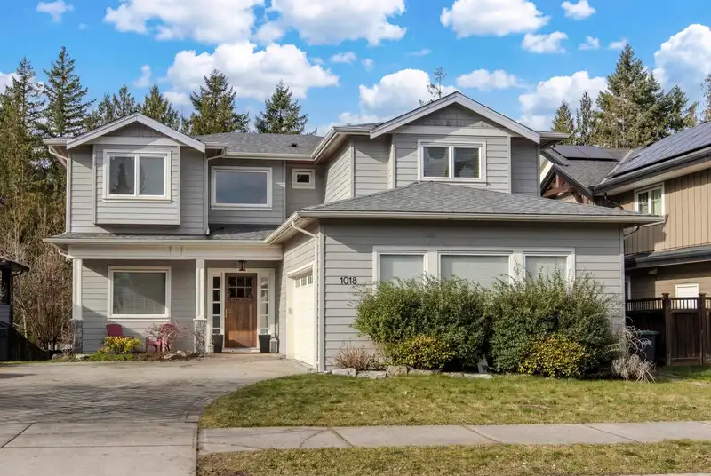 1018 JAY CRESCENT - photo 1 of 38