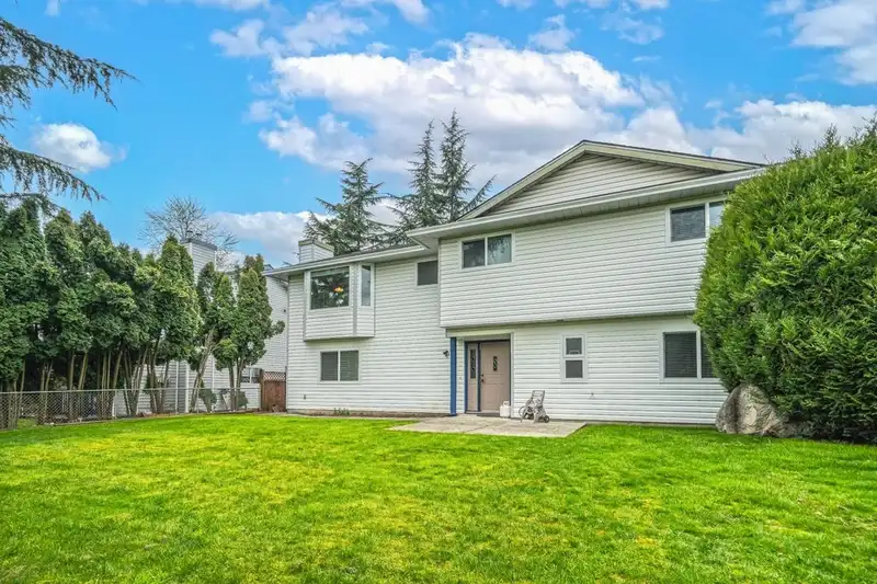 5633 192 STREET - photo 4 of 34