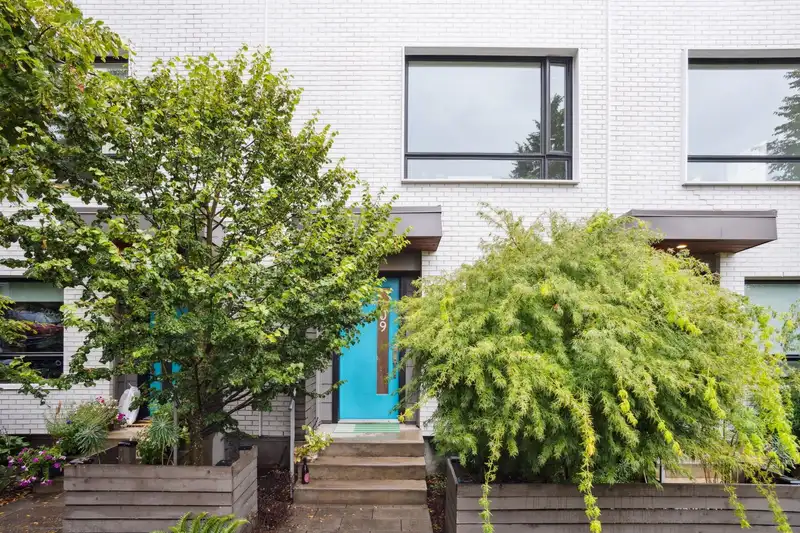 109 321 E 16TH AVENUE - photo 1 of 16