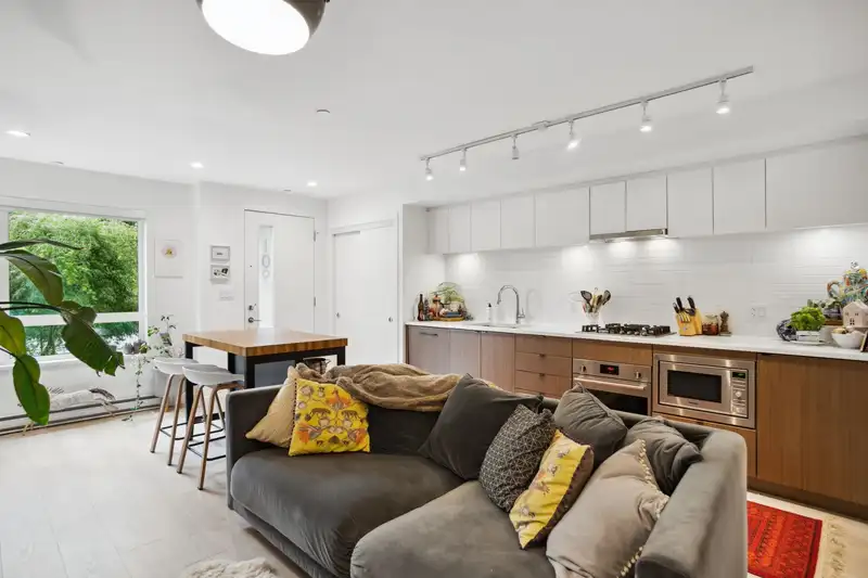 109 321 E 16TH AVENUE - photo 3 of 16