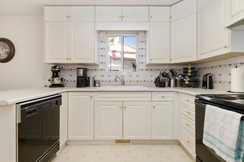 480 COQUIHALLA STREET - photo 2 of 20