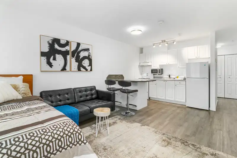301 624 AGNES STREET - photo 4 of 18