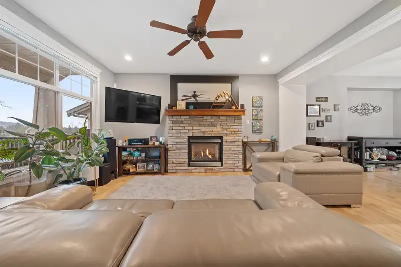 11249 CREEKSIDE STREET - photo 4 of 40