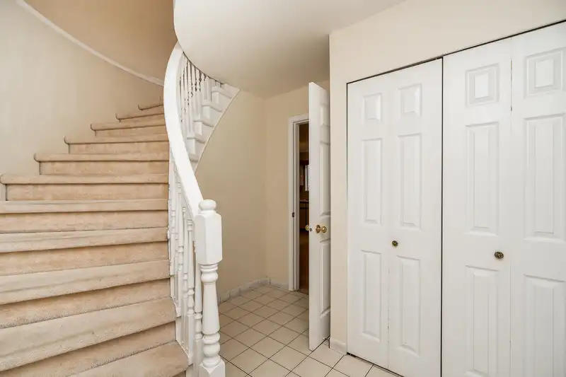 21 N STRATFORD AVENUE - photo 3 of 40