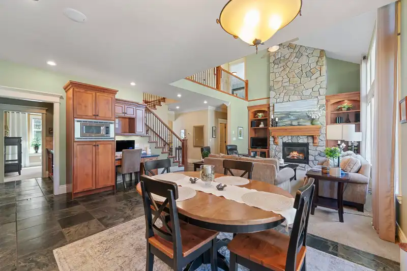 15831 39A AVENUE - photo 4 of 39