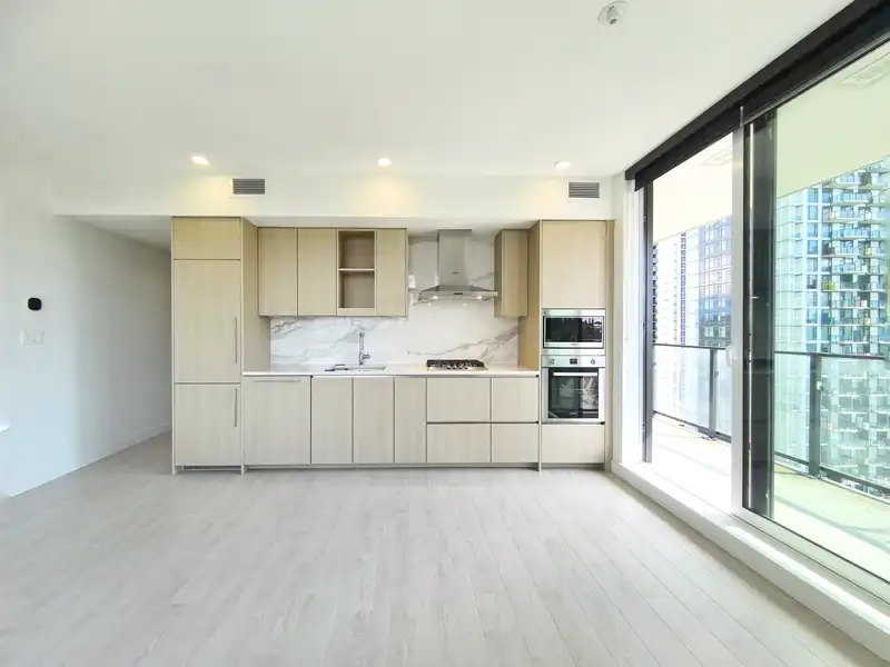 1402 9887 WHALLEY BOULEVARD - photo 4 of 15