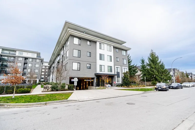 402 15835 85 AVENUE - photo 2 of 25