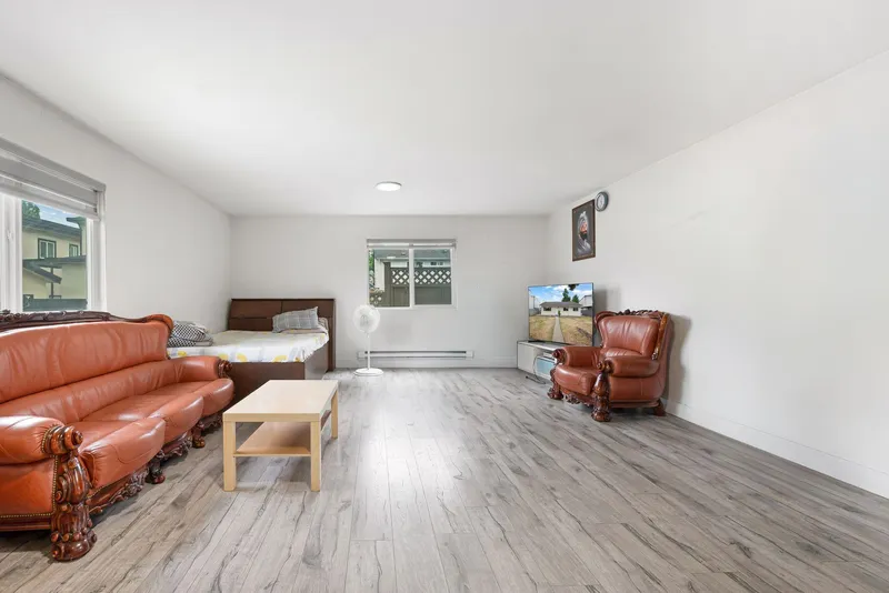 13090 72 AVENUE - photo 3 of 22