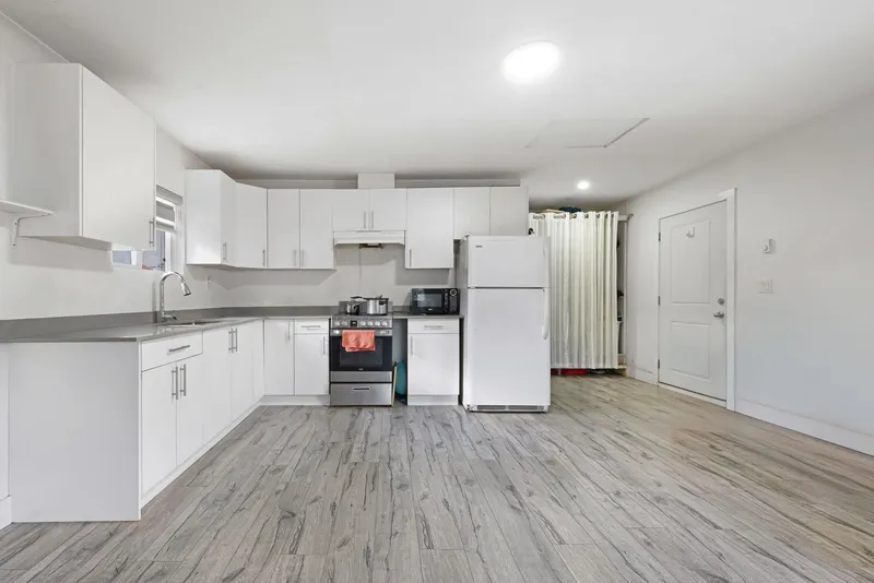 13090 72 AVENUE - photo 4 of 22