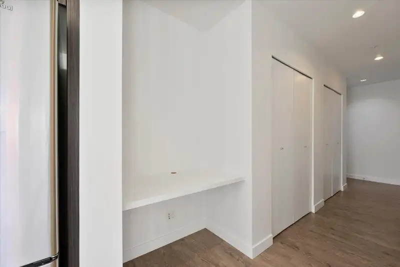 215 545 FOSTER AVENUE - photo 3 of 22
