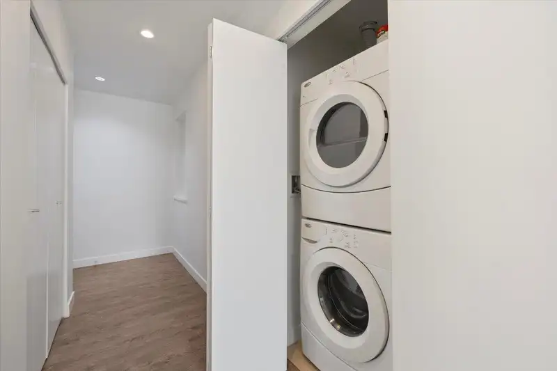 215 545 FOSTER AVENUE - photo 4 of 22