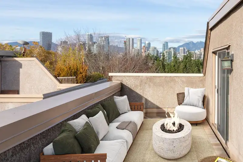 51 870 W 7TH AVENUE - photo 3 of 20
