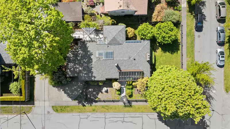 1811 ADELAIDE ROAD - photo 3 of 40
