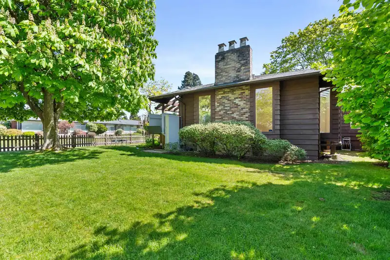 1811 ADELAIDE ROAD - photo 4 of 40
