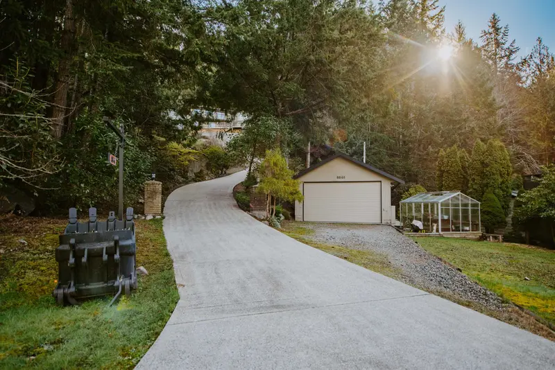 8846 REDROOFFS ROAD - photo 2 of 25