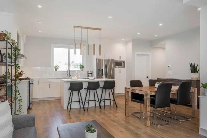 65 1639 162 STREET - photo 2 of 25