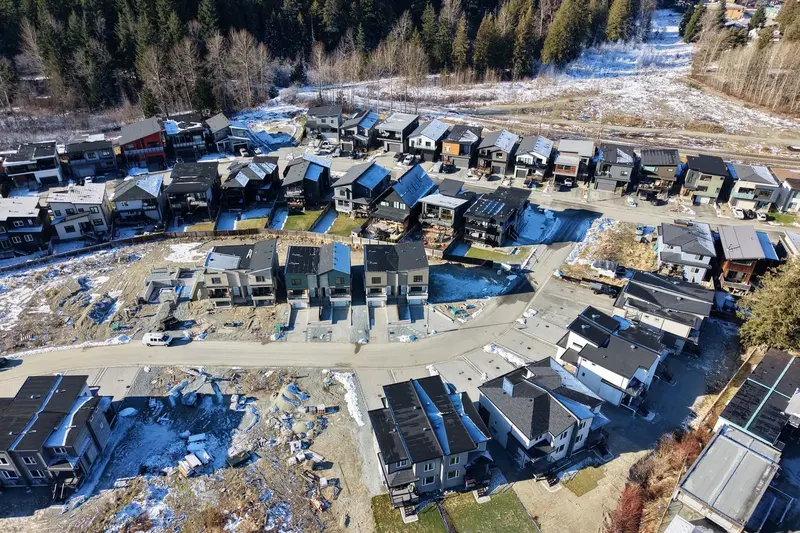 1004 PHARE CRESCENT - photo 2 of 25