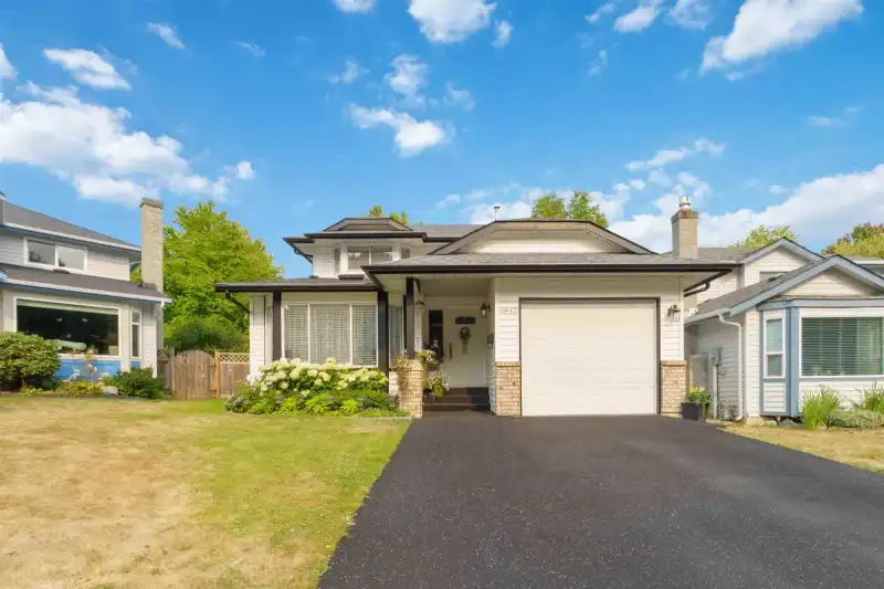 6842 137A STREET - photo 1 of 30