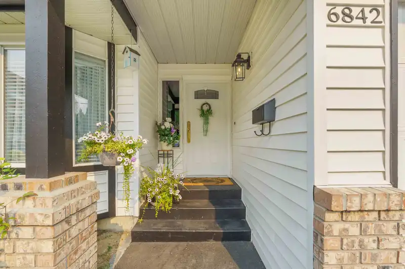 6842 137A STREET - photo 4 of 30
