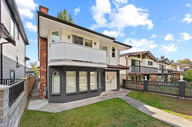 1070 E 40TH AVENUE - photo 3 of 36