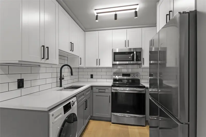 201 1948 COQUITLAM AVENUE - photo 1 of 15