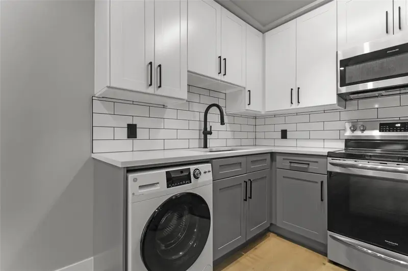 201 1948 COQUITLAM AVENUE - photo 3 of 15