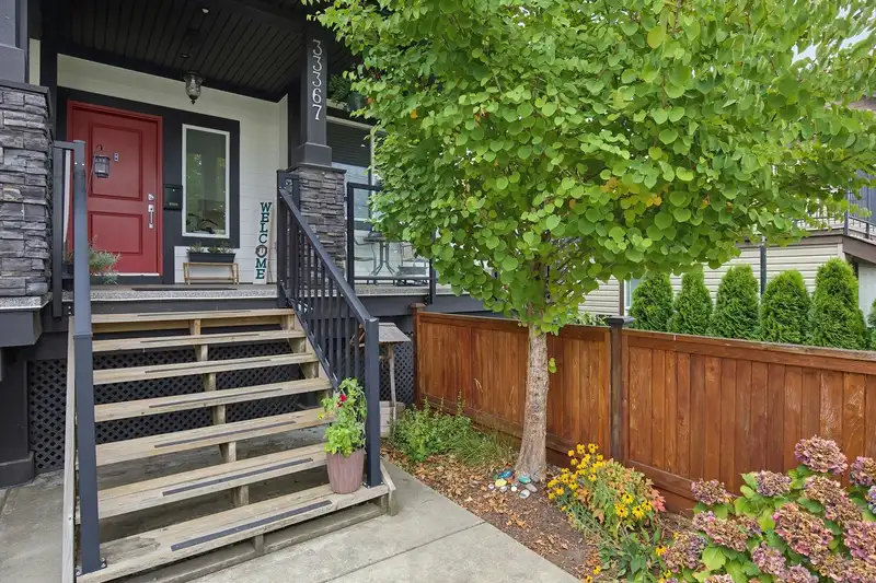 33367 5TH AVENUE - photo 2 of 39