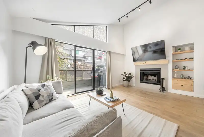 306 225 MOWAT STREET - photo 1 of 26